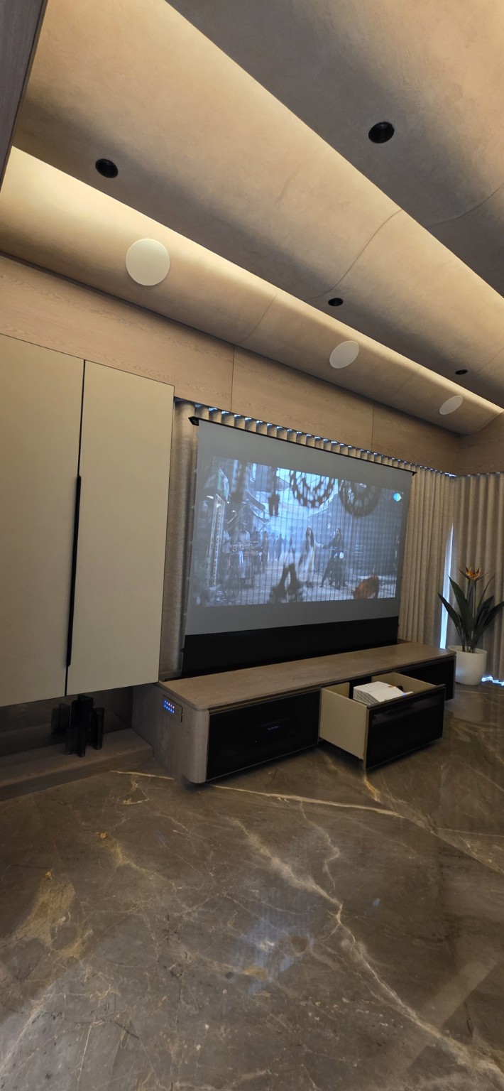 Projection installation